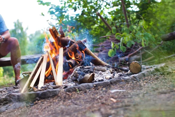 Man Drinking Beer While Sitting Bench Park Bonfire — Stockfoto