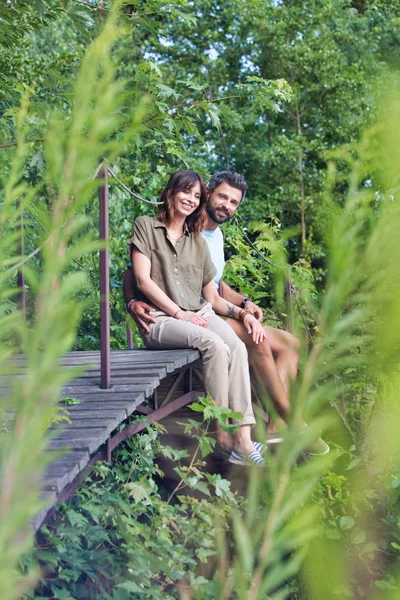 Attractive Couple Sitting Pier Lake — Stock Photo, Image