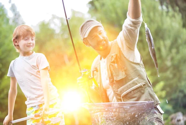 Pai Filho Pesca Lago Enquanto Sentado Cais — Fotografia de Stock