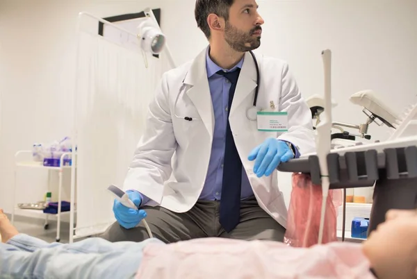 Doctor examinando a la niña con equipos ultrasónicos en el hospital —  Fotos de Stock