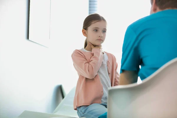 Infirmière parlant à une fille assise à l'hôpital — Photo