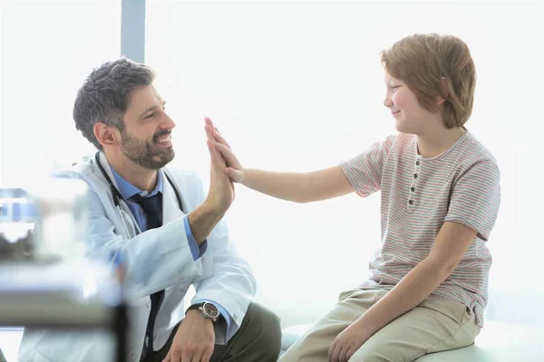 Glücklicher Patient gibt High-Five an Arzt im Krankenhaus — Stockfoto