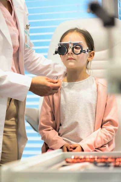 Un médecin fait un examen de la vue à l'hôpital — Photo