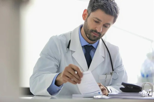 Predicción médica por escrito en el mostrador del hospital —  Fotos de Stock