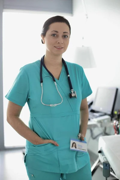 Porträtt av självsäker sjuksköterska stående i hostpital — Stockfoto