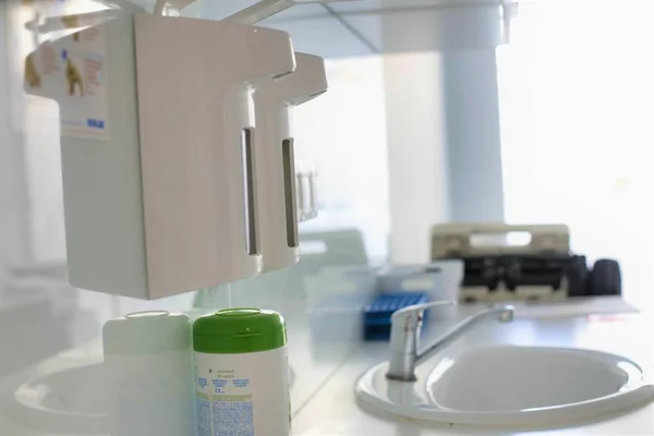 Dispensador de saneamiento antibacteriano contra el hundimiento en el hospital. — Foto de Stock