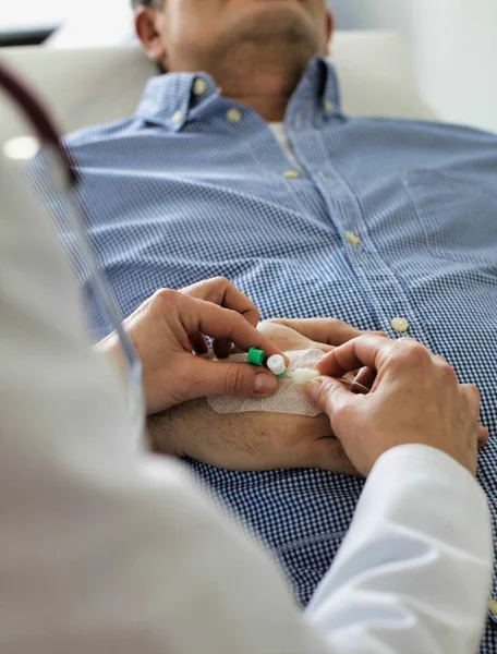 Ältere Arzt Injektion von Kochsalzlösung IV Tropf für Patient im Krankenhaus w — Stockfoto