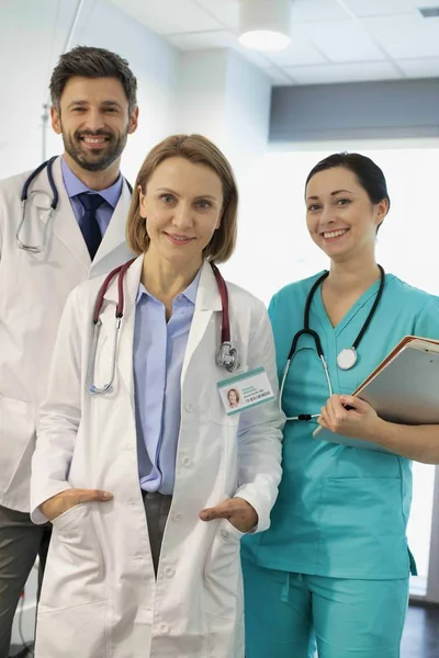 Retrato de equipe profissional médica confiante no hospital — Fotografia de Stock