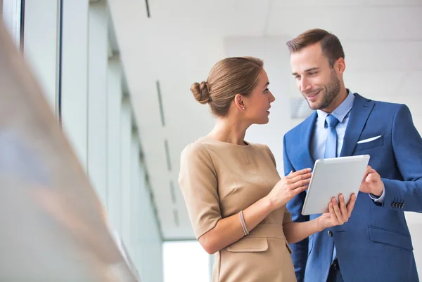 Selbstbewusste junge Kollegen diskutieren über digitales Tablet — Stockfoto