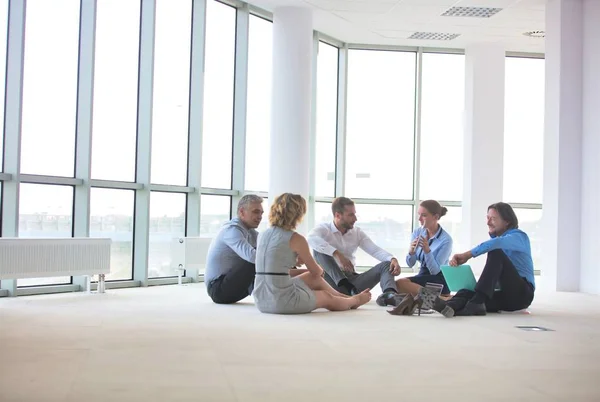 Συνάδελφοι Επιχειρηματίες Συζητούν Ενώ Κάθονται Στο Πάτωμα Στο Νέο Γραφείο — Φωτογραφία Αρχείου