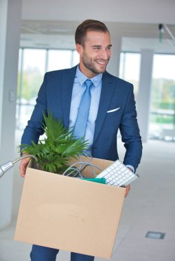 İş ekibi bavulları boşaltıp yeni ofise taşınıyor.