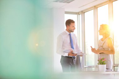 Ofiste toplanan bir iş grubu.