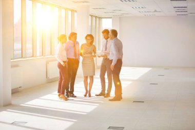 İş arkadaşlarıyla toplantı sırasında yeni ofiste pencereye karşı tartışan iş adamları