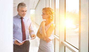 Ofiste toplanan bir iş grubu.