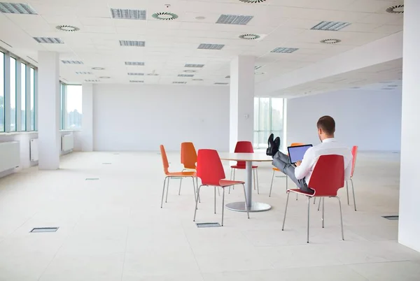 Rückansicht Des Geschäftsmannes Mit Laptop Neuen Büro — Stockfoto