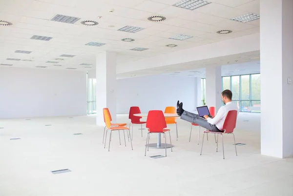 Rückansicht Des Geschäftsmannes Mit Laptop Neuen Büro — Stockfoto