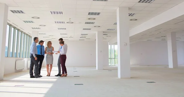 Arbeitskollegen Stehen Voller Länge Neuen Büro Während Sie Diskutieren — Stockfoto