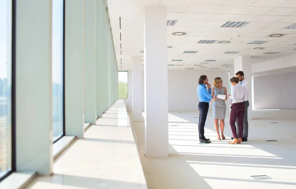 Intero numero di colleghi di lavoro in piedi durante la discussione a — Foto Stock