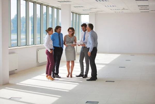 Full Längd Affärskollegor Stående Medan Diskuterar Nytt Kontor — Stockfoto