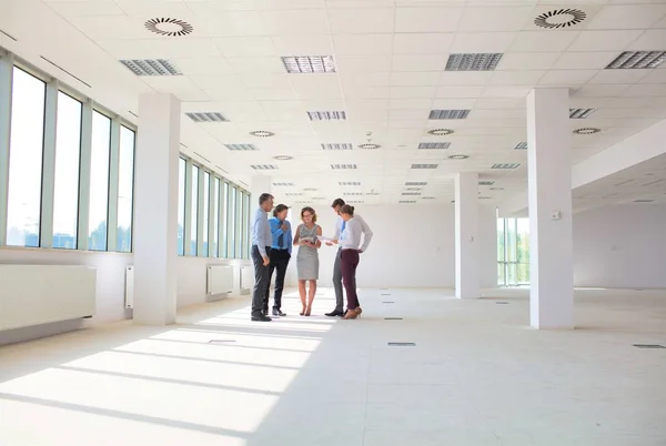 Arbeitskollegen Stehen Voller Länge Neuen Büro Während Sie Diskutieren — Stockfoto