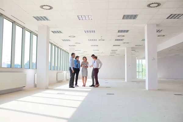 Toute Longueur Des Collègues Affaires Debout Tout Discutant Nouveau Bureau — Photo