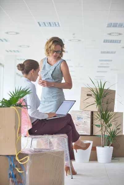 Business Team Unpacking Moving New Office — Stock Photo, Image
