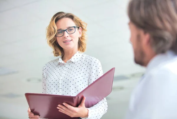 Une femme d'affaires fait du remue-méninges avec ses collègues au nouveau bureau — Photo