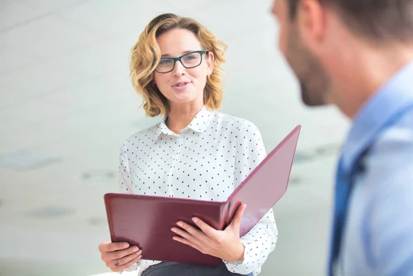 Une femme d'affaires fait du remue-méninges avec ses collègues au nouveau bureau — Photo