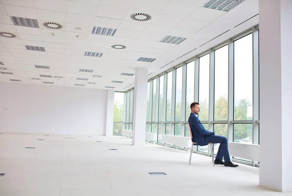 Volledige Lengte Van Doordachte Jonge Zakenman Zittend Stoel Terwijl Het — Stockfoto