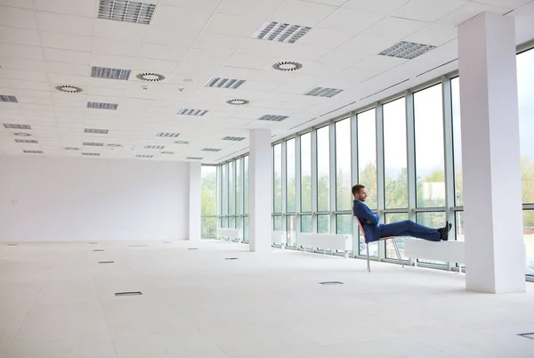 Volledige Lengte Van Doordachte Jonge Zakenman Zittend Stoel Terwijl Het — Stockfoto