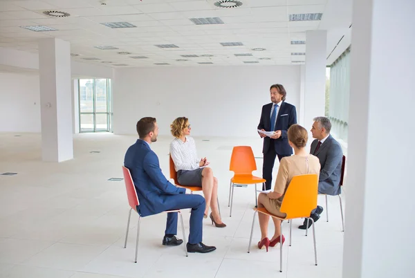 Üzletember Megvitatni Kollégákkal Ablakon Irodában Találkozó Közben — Stock Fotó