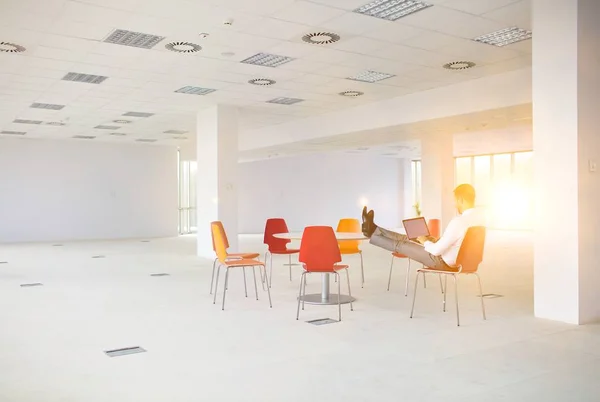 Yeni Ofiste Dizüstü Bilgisayar Kullanan Işadamlarının Arka Planı — Stok fotoğraf