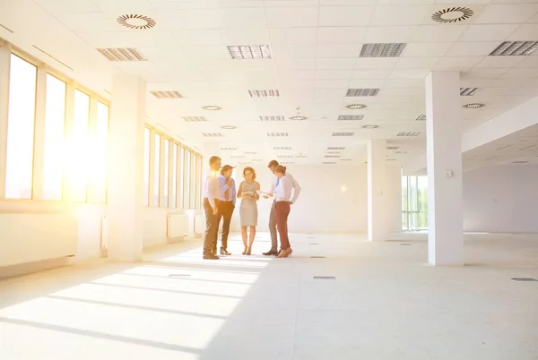 Zakenmensen Discussiëren Met Collega Tegen Raam Nieuw Kantoor Tijdens Vergadering — Stockfoto