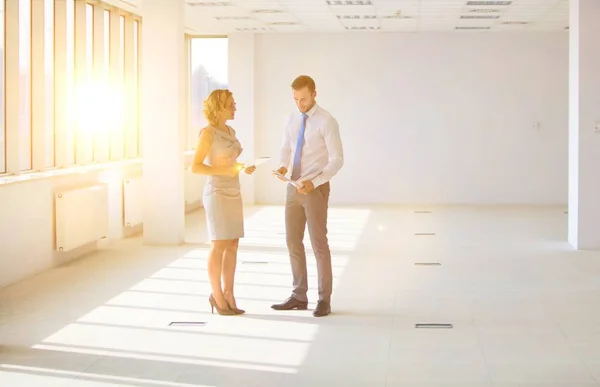 Equipo Negocios Desempaquetando Mudándose Nuevas Oficinas —  Fotos de Stock