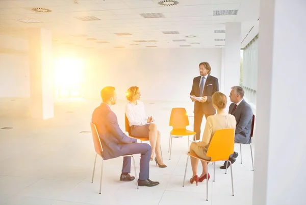 Empresário Que Discute Com Colegas Contra Janela Novo Escritório Durante — Fotografia de Stock