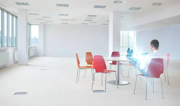 Rückansicht Des Geschäftsmannes Mit Laptop Neuen Büro — Stockfoto