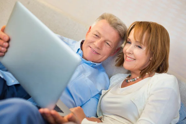 Senioren Paar Kijken Film Laptop Terwijl Zitten Bed — Stockfoto