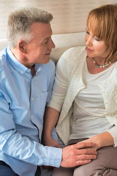 Süß Senior Pärchen Sitzen Bett — Stockfoto