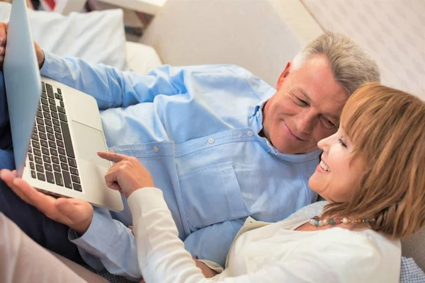 Starsza Para Ogląda Film Laptopie Siedząc Łóżku — Zdjęcie stockowe