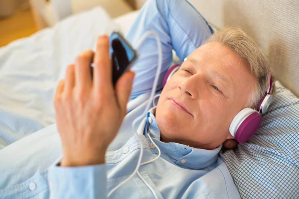 Закрыть фотографию зрелого мужчины, слушающего музыку — стоковое фото