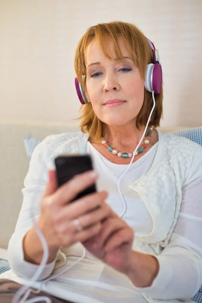 Reife Frau hört Musik — Stockfoto