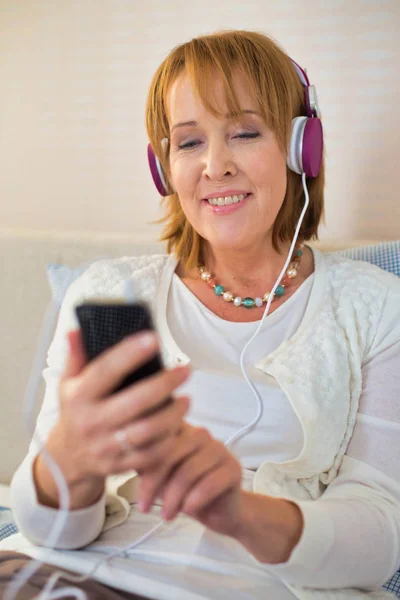 Érett nő zenét hallgat — Stock Fotó