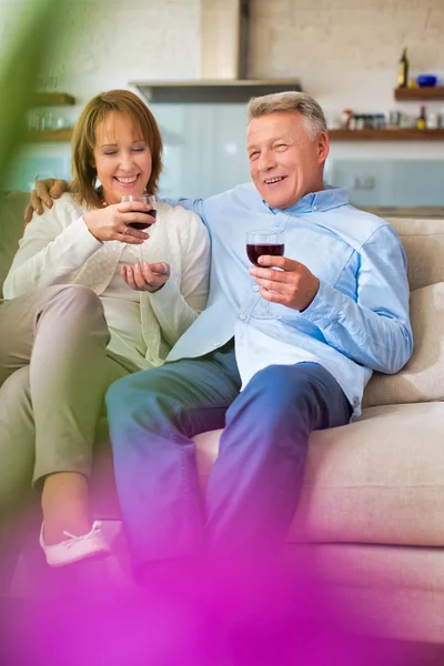 Glimlachend Volwassen Paar Zitten Bank Terwijl Het Houden Van Drankjes — Stockfoto