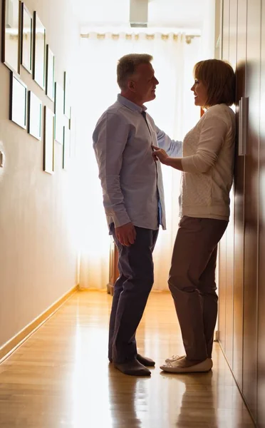 Pleine Longueur Vue Latérale Couple Mature Debout Dans Couloir Maison — Photo