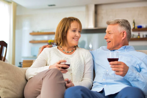 Lächelndes Älteres Paar Sitzt Auf Dem Sofa Und Trinkt Hause — Stockfoto