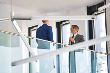 Ofiste korkuluk ile tartışan iş arkadaşlarının düşük açı görünümü 