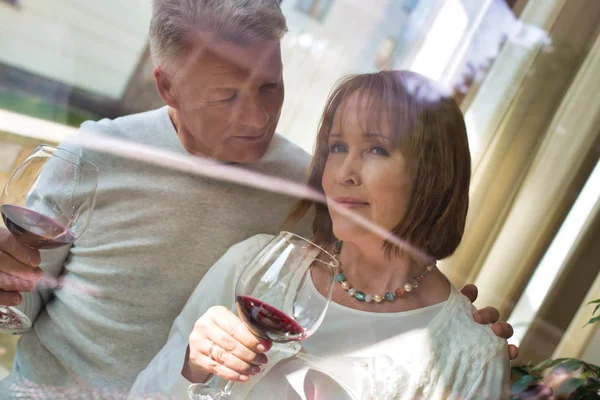 Volwassen Paar Met Drankjes Terwijl Kijken Door Het Raam — Stockfoto