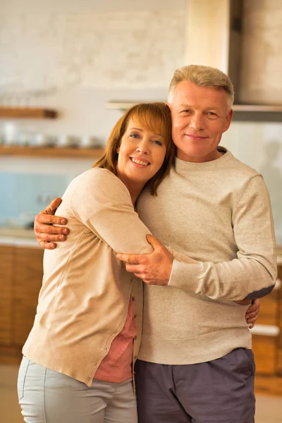 Retrato Pareja Madura Abrazándose Mientras Está Pie Casa — Foto de Stock