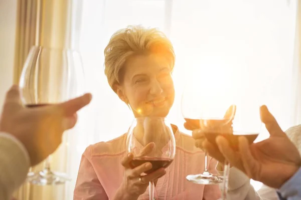 Senioren Trinken Wein Auf Einer Party Hause — Stockfoto