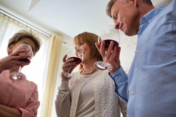 Ώριμοι φίλοι ψήνοντας ποτήρια κρασιού στο σπίτι — Φωτογραφία Αρχείου